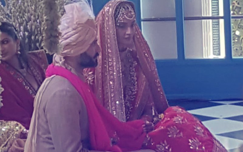 Here’s The First Picture Of Sonam & Anand From Anand Karaj