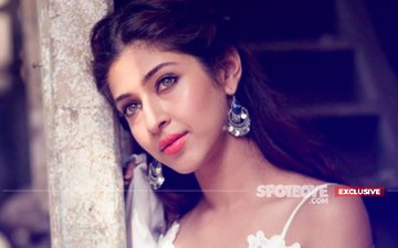 Sonarika Bhadoria SLIPS In The Bathroom, INJURES Her Leg