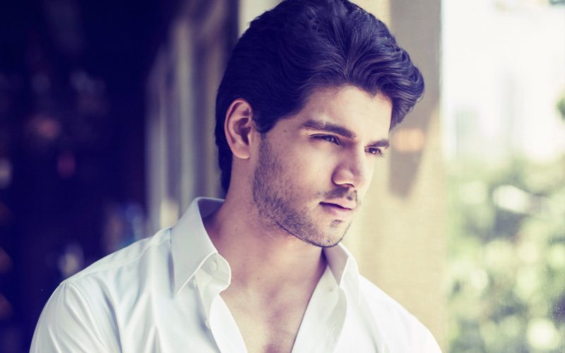 Sooraj Pancholi Yells After Being CAUGHT With A Mystery Girl