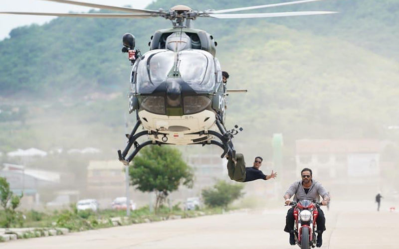 Akshay Kumar Pulls Off A Helicopter Stunt For Sooryavanshi; Takes Us Back In Time To His Khiladi Days