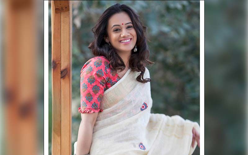 Spruha Joshi Is Breaking Style Sterotyopes With An Azure Blue Galabandh Paired With An Asymmetrical Kurti