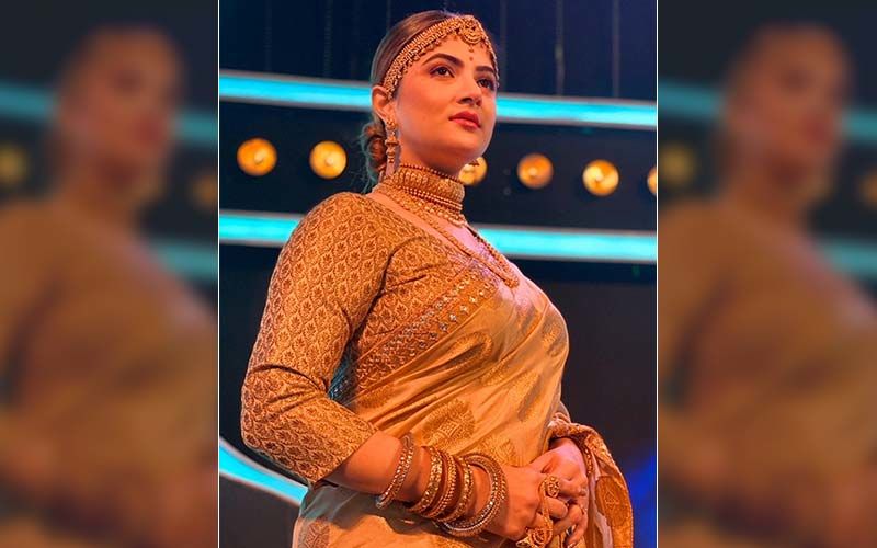 Srabanti Chatterjee Looks Every Bit Royal That She Is In Her Latest Outfit, See Pic On Twitter