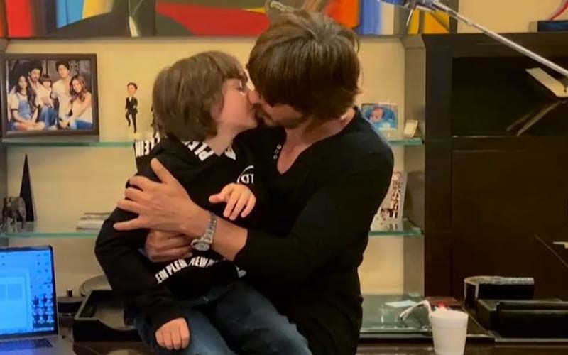 I For India: Shah Rukh Khan-AbRam's Adorably Goofy Lip Kiss Makes Fans Gush Over Them; Netizens Call It ‘An Instant Mood Lifter’