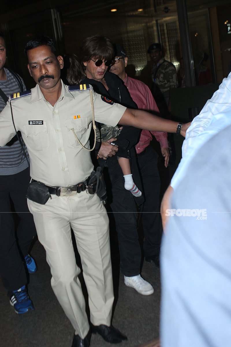 Bollywood 'king' Shah Rukh Khan epitomizes humility at Mumbai Airport