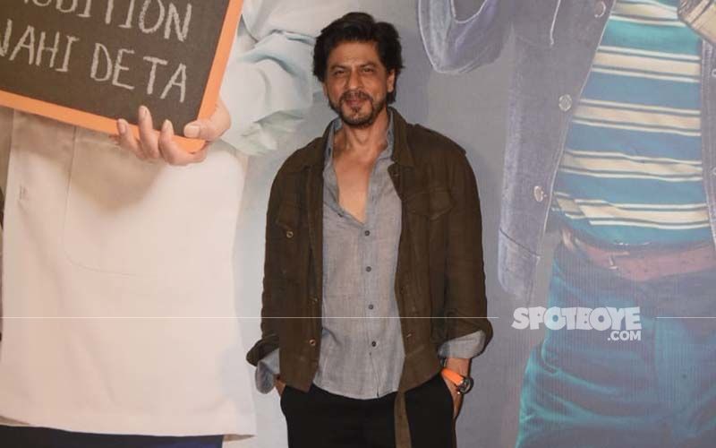 Shah Rukh Khan Gets An Unexpected Gift From The Paps At Kaamyaab Screening; THIS Is How He Reacted – VIDEO