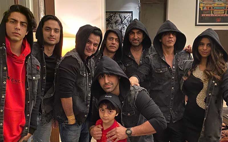 New Year 2020: Shah Rukh Khan With Kids- Aryan, Suhana, AbRam- Looks Every Bit Cute In This Family Portrait