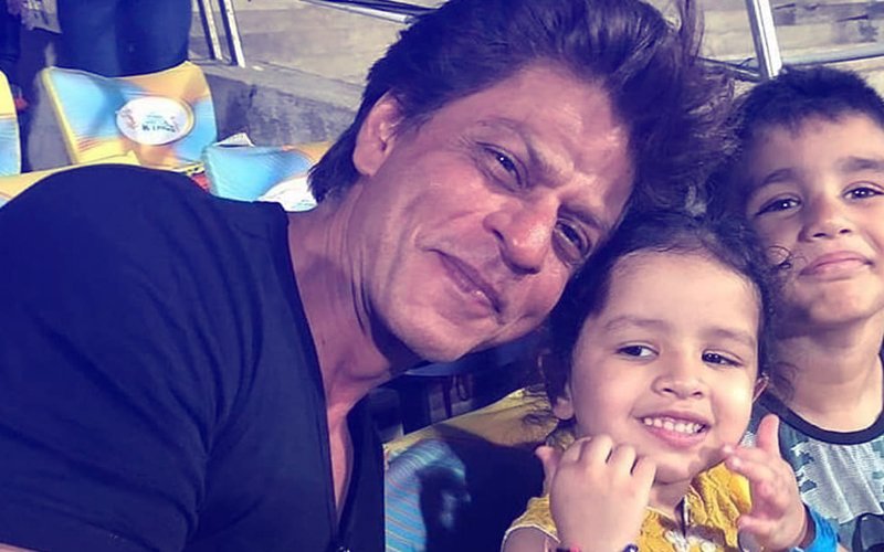 Cuteness Alert: Shah Rukh Khan Strikes A Pose With Dhoni's Daughter Ziva