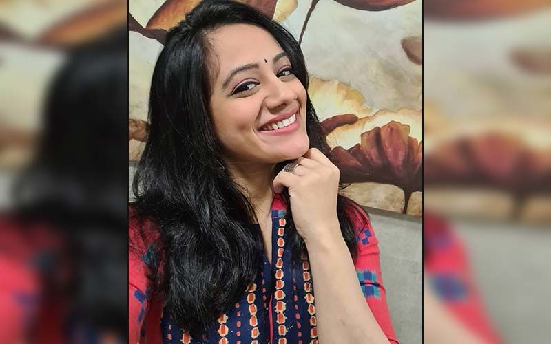 Spruha Joshi Shares A Glimpse Of Her Back Screen Shenanigans