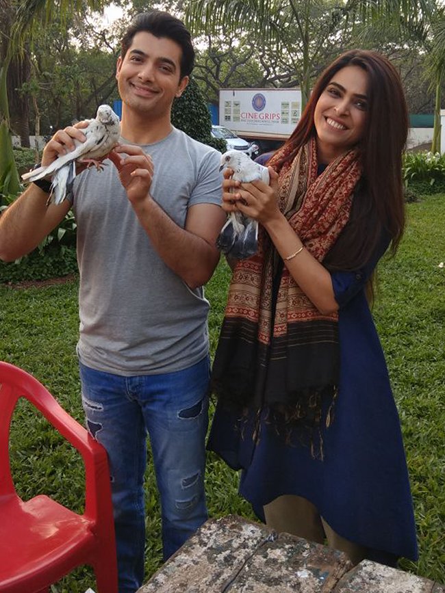 ssharad malhotra and madhurima tulli pose a picture