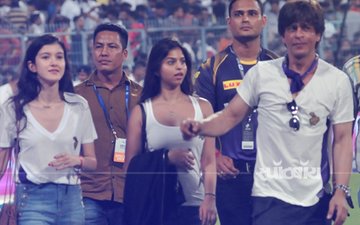 IPL Fever: सुहाना खान और शनाया कपूर पर चढ़ा आईपीएल का बुखार, शाहरुख़ की टीम KKR के लिए चीयर करती आई नज़र