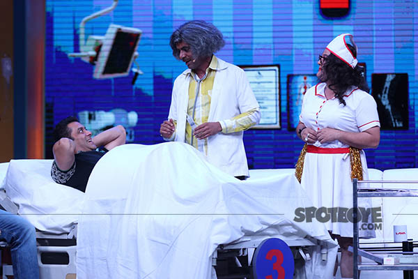 sunil grover as dr mashoor gulati performs his operation on his patient salman khan at the super nights with tubelight event