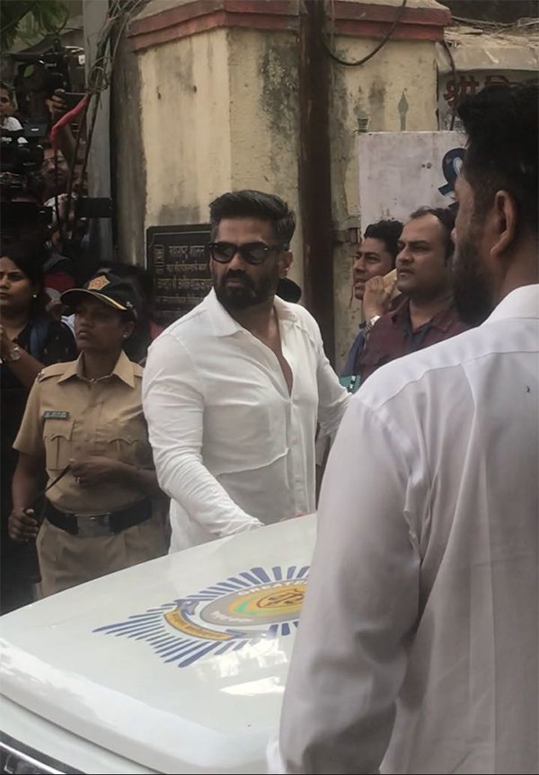 sunil shetty at sridevis crematorium