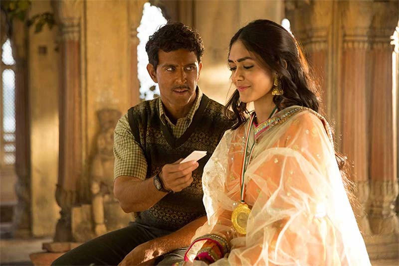   super 30 movie review "title =" su per 30 film review "width =" 749 "height =" 500 "style =" max-width: 749px; maximum height: 500px; width: 100%; height: auto; "/> </div>
<p>  Look at him in the scene where he rides his bike to save his father from death, look at him in the scene where he is tied up on the railroad track and the train approaches him quickly Look at him In the scene where he is arguing with his former employer and declaring that he will not come back to work for him.Watch him in the scene where he realizes that he has to bring a change in this world desperately materialistic </p>
<div clbad=