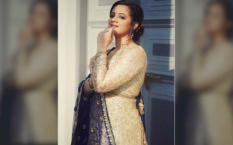 Sure Nava Dhyas: Spruha Joshi Is A Sight To Behold In A Dazzling Anarkali Gown