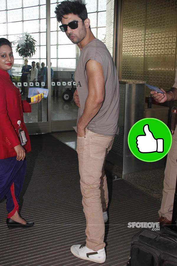 sushant singh rajput snapped at the mumbai airport enroute the ipl finale