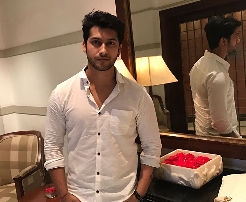 swaragini actor namish taneja s fan gifts him a lipstick at the airport