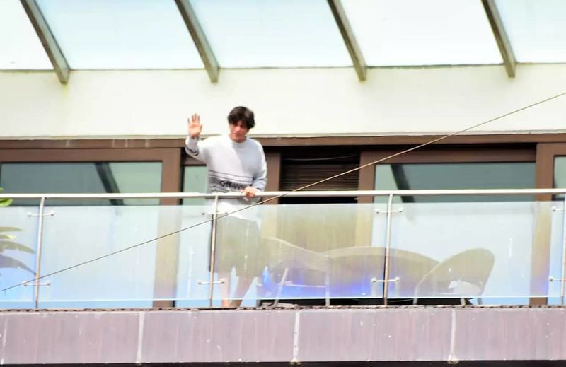 Shah Rukh Khan Wishes His Fans Eid Mubarak From Mannat Balcony- View Pics