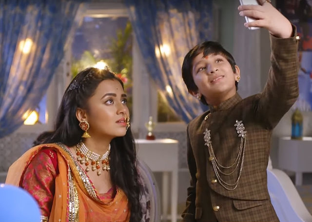 tejaswi prakash and afaan khan take a selfie