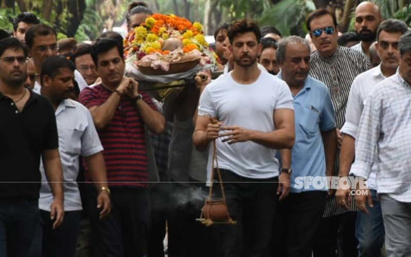 Hrithik Roshan’s Grandfather J Om Prakash Funeral: Actor Performs Last Rites