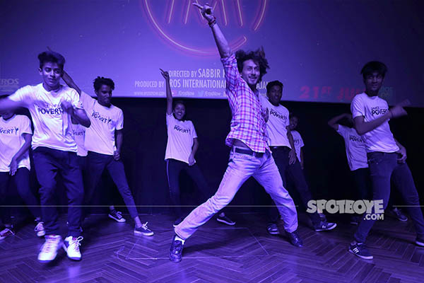 tiger shroff dancing at munna michael promotions