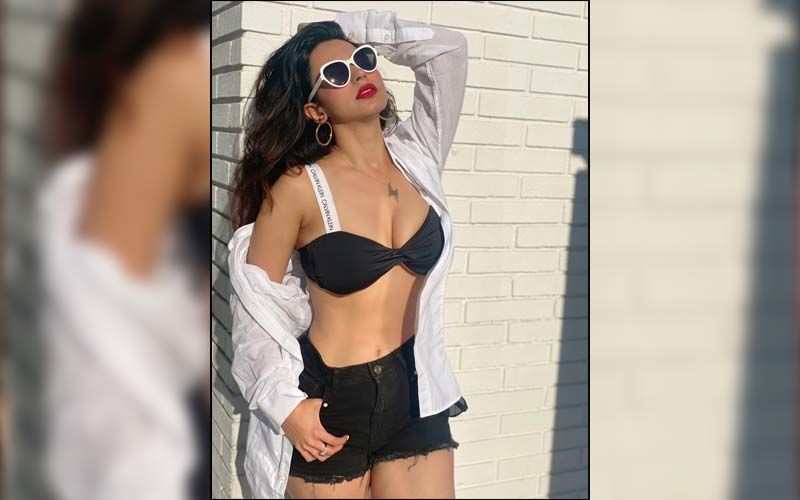 Happy Birthday Soundarya Sharma: 5 Sizzling Snaps Of The Curvaceous Beauty That Will Leave You Mesmerized