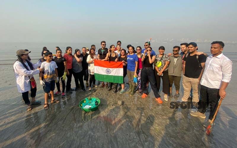 Republic Day 2020: Maniesh Paul, Karan Wahi, Gabriella Demetriades, Mrunal Thakur Participate In Mahim Beach Clean-Up Drive
