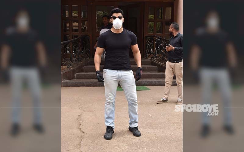 Amid Coronavirus, Varun Dhawan Takes Extra Precautions As He Steps Out Wearing A Mask And Gloves
