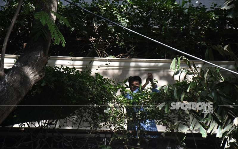Janta Curfew: Anil Kapoor Expresses Gratitude To The Real Heroes By Clapping From His Balcony-PICS