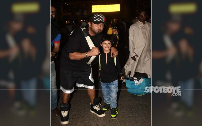 Yo Yo Honey Singh Gets A Bunch Of Love From Fans At The Airport; His Quirky Shoes Scream For Attention