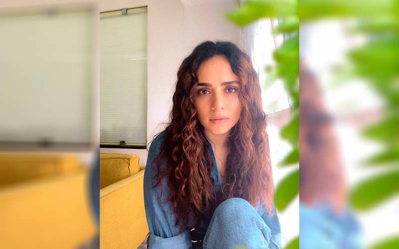 Amruta Khanvilkar Flaunts Her Beach Wave Hair And A Radiant No Makeup Look