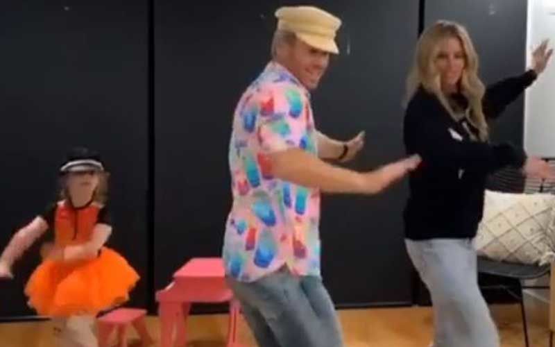 Aussie Cricketer David Warner Grooves To The Beats Of Allu Arjun’s Song Ramuloo Ramulaa With Wife Candice And Daughter Indi-WATCH