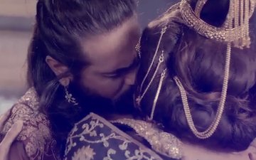 A Cheat Liplock: सोनारिका भदोरिया और आशीष शर्मा ने ऑन स्क्रीन किस करने से किया मना
