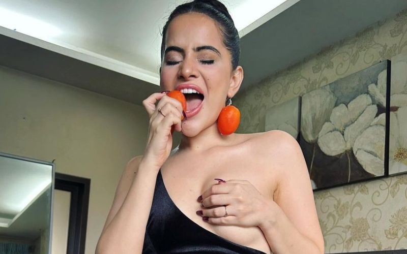 Uorfi Javed Goes Braless, Covers Her B**b With Hand, As She Shares Her Take On Rising Tomato Prices; Netizens Say, ‘Tamatar Ka Eezat Kat Diya’