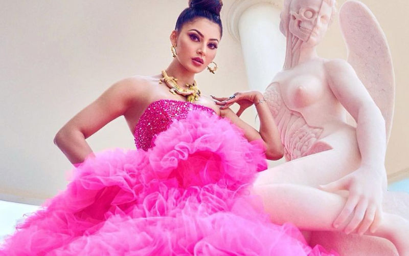 WHAT! Urvashi Rautela Wore A FAKE Crocodile Necklace Worth Rs 200 Crores At Cannes? Diet Sabya SLAMS The Actress, Calls Her Neckpiece 'Gandi Copy'
