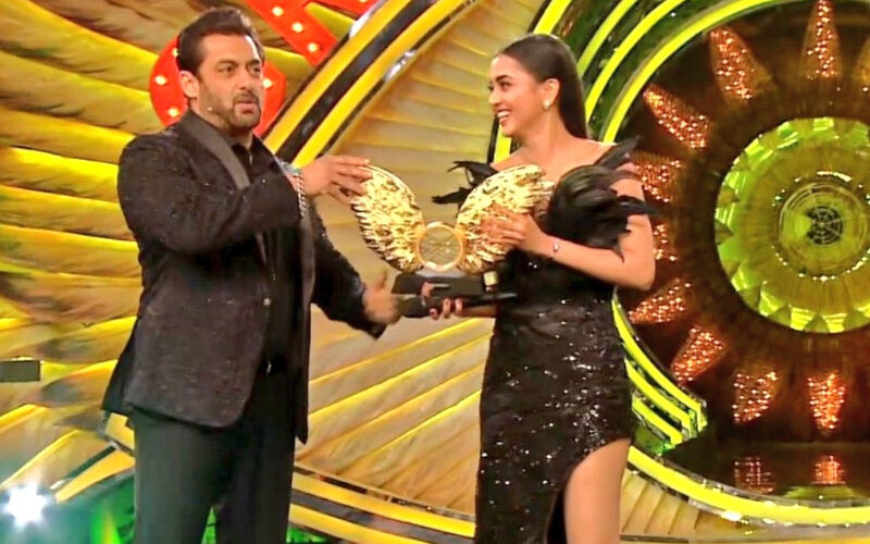 Tejasswi Prakash Is The WINNER Of Bigg Boss 15, Actress Beams With Joy As She Lifts The Trophy With Salman Khan: See PHOTO