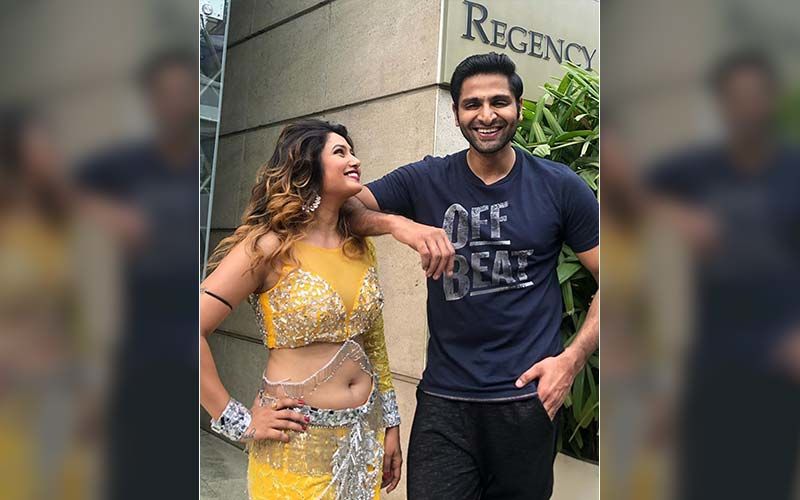 Vaibhav Tatwawadi And Prajakta Mali's Off Stage Chemistry Is Strongly Brewing