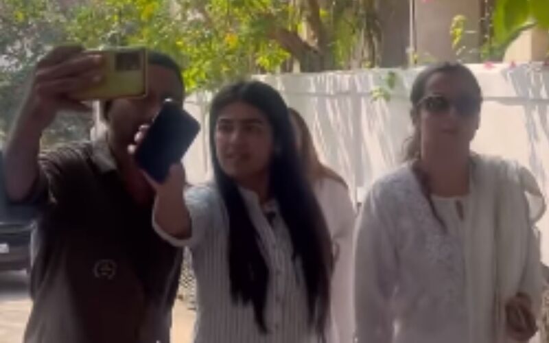 Vidya Balan Stays Calm As Fan Urges Her For Selfies At Pankaj Udhas’ Last Rites; Furious Netizens Say, ‘This Is So Shameful’