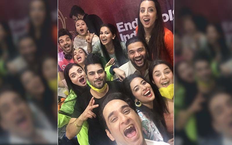 Mujhse Shaadi Karoge: Vikas Gupta Shares A Happy Selfie With The Contestants, Shehnaaz Gill And Others Sport A Mask