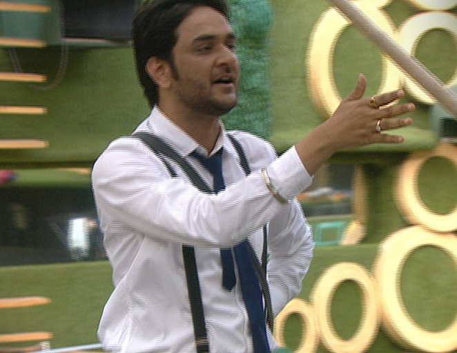 vikas gupta in bigg boss during the pillow making task