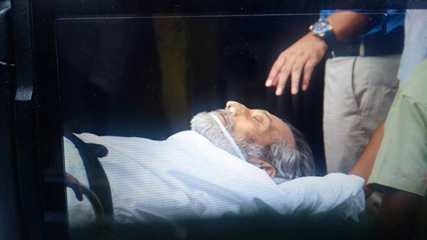 vinod khanna being put in the ambulance post his demise