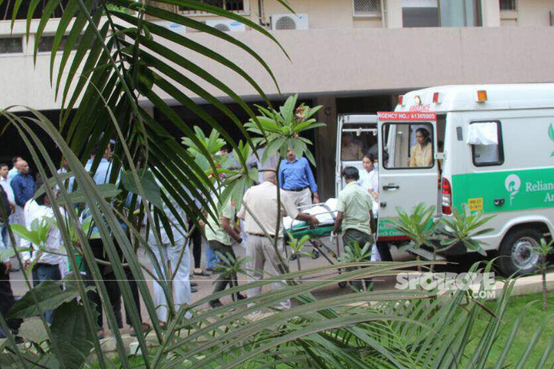 vinod khanna's dead body being loaded in the ambulance