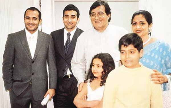 vinod khanna family pic