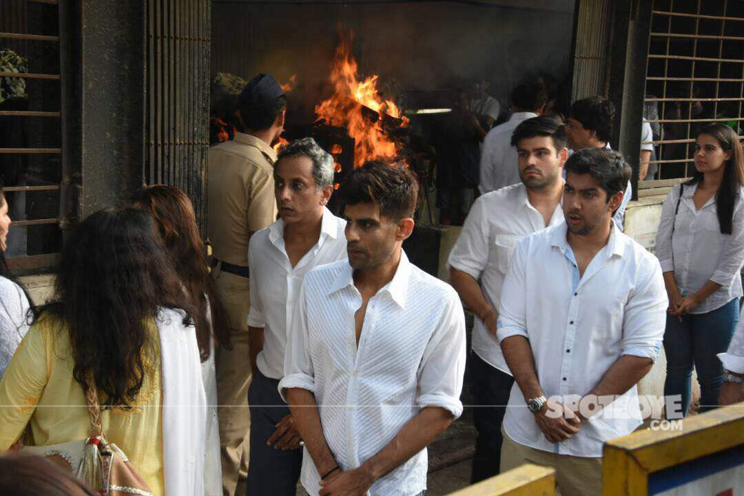 vinod khannas funeral picture