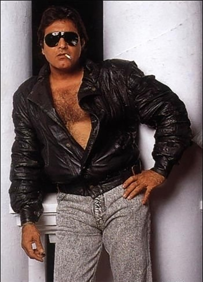 vinod khanna poses