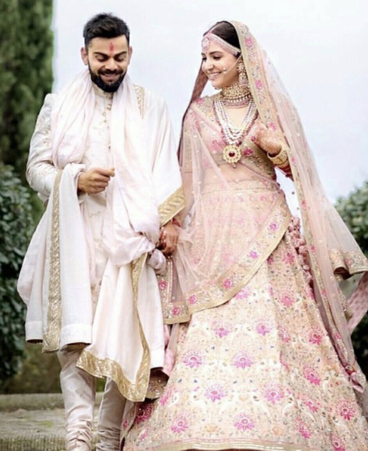 virat kohli and anushka sharma wedding picture