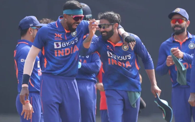 SHOCKING! Hardik Pandya Ignored Virat Kohli During 1st IND-AUS ODI? Former Gets Brutally TROLLED; Netizen Says, ‘Virat Barbar Ki Teri Aukat Bhi Na Hai’