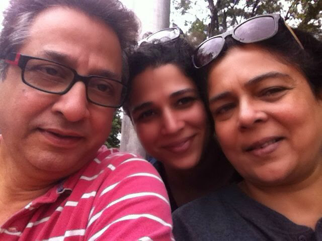 vivek lagoo reema lagoo mrunmayee psoing for a picture vivek lagoo reema lagoo mrunmayee psoing for a picture