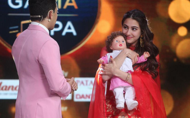Sara Ali Khan Poses With Taimur. Oh! Hold On, We Mean The Doll
