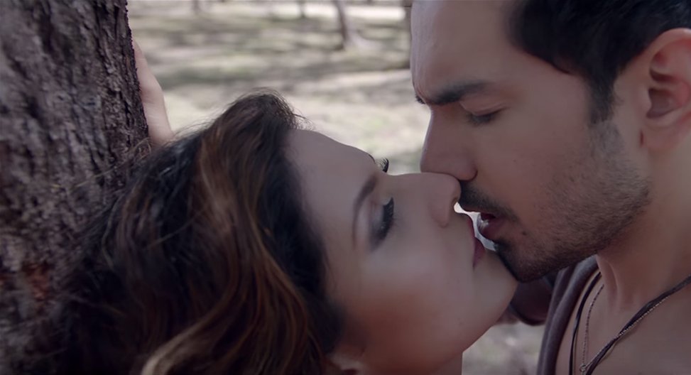 zareen khans steamy lip lock in aksar 2