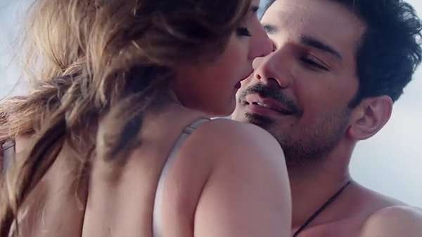 zarine khan and abhinav shukla sizzling shots in aksar 2